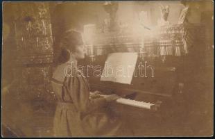 1920 Lány zongorázás közben, fotólap, sarkán törésnyom, 14×9 cm