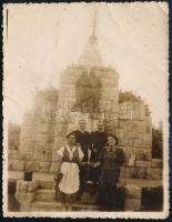 cca 1930-1940 Országzászlónál, fotó, felületén törésnyomok, 11×8,5 cm