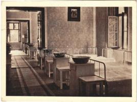 1942 Nyergesújfalu, Isteni Szeretet Leányai vezetése alatt álló leánynevelő Intézet belső, internátusi hálótermek (EB)