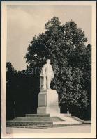 cca 1942 Budapest, Döbrentei tér, Gömbös Gyula (1886-1936) miniszterelnök szobra, fotó, 9,5×6,5 cm