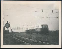 cca 1934-1940 Ganz motorvonat, fotó, 8×6 cm
