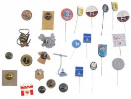 26db vegyes külföldi sportjelvény, közte "Török Úszószövetség", "Török Taekwando Szöv...