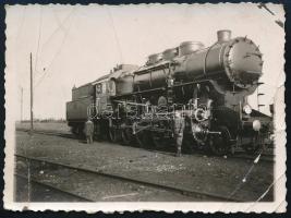 cca 1930-1940 MÁV 424. sorozatú mozdony, fotó, felületén törésnyomok, 8,5×6,5 cm