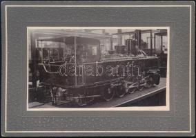 cca 1900 A 1302-es mozdony, kartonra kasírozott fotó, 6,5×11 cm