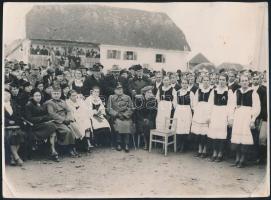 1940 Észak-Erdély visszatért. Ünnepség résztvevőinek fotója, katonákkal 24x18 cm