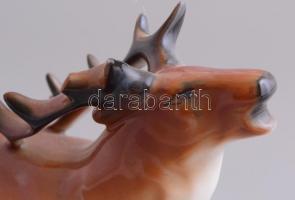 Szarvasbika. Azonosítatlan porcelán. Kézzel festett, minimális kopással. m: 15 cm