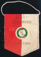 1989 BP Honvéd asztali zászló aláírásokkal