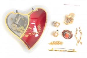 Zenélő, szív alakú, japán ékszeres doboz bizsukkal, 15x15 cm