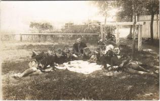 Első világháborús osztrák-magyar katonák piknikeznek a trén mellett / WWI K.u.k. military, soldiers having a picnic. photo