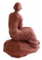 Tóth Valéria (1943- ): Anya gyermekével, terrakotta, jelzett, apró kopásokkal, m: 32 cm