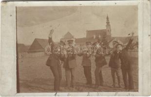 1913 Podolin, Podolínec (Szepes, Zips); Studentika, mulatozó diákok hegedűvel és borral / Studentica, students having fun with beer and violin. photo (fa)