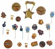 Kis zacskónyi, nagyrészt szocialista kitűző és jelvény, közte több Kiváló dolgozó jelvény a szakma m...