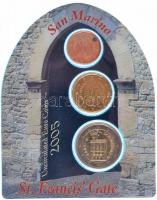 San Marino 2005. 2c + 20c + 2EUR "Szent Ferenc kapu" sor dísztokban T:1 fo. San Marino 2005. 2 Cent + 20 Cent + 2 Euro "St. Francis Gate" coin set in case C:UNC spotted