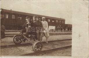 Vasútállomás, vonat, vasutas és barátai hajtányon / railway station, train, railwayman and his friend on hand car. photo (EB)