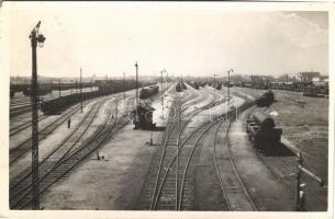 1942 Budapest XIV. Rákosrendező (?) pályaudvar, vasútállomás a vágányokkal, gőzmozdony. Bátori Béla felvétele, photo