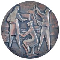 Vincze Dénes (1914-1972) ~1960. Ezüstözött bronz szocreál plakett eredeti zöld dísztokban (78mm) T:1