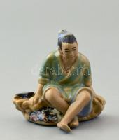 Kínai porcelán figura, kézzel festett, jelzés nélkül, m: 6,5 cm
