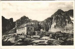 Tátra, Magas-Tátra, Vysoké Tatry; Téryho chata u päti Spisskych ples / Téryschutzhaus bei den Fünfseen / Téry menedékház az Öt-tónál / chalet, lake (képeslapfüzetből / from postcard booklet) (vágott / cut)