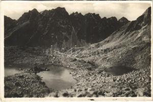 Tátra, Magas-Tátra, Vysoké Tatry; Velké a malé Zabie pleso v pozadu Satan, Hincová veza / Großer und kleiner Froschsee, im Hintergrund der Satan, Hinzenturm / mountain peak, lake (képeslapfüzetből / from postcard booklet) (vágott / cut)