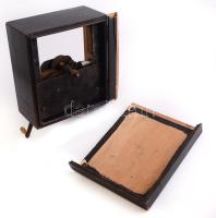 Régi mechanikus szerkezet (nem teljes ?), sérült, hiányos fatokban, működőképes, de javításra szorul...