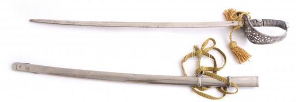 1904M tiszti díszkard, nem jelzett, hüvellyel, pengén kopások, h: 71 cm + 2 db sarkantyú