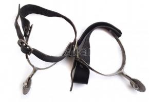 1904M tiszti díszkard, nem jelzett, hüvellyel, pengén kopások, h: 71 cm + 2 db sarkantyú