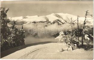 Tátra, Alacsony-Tátra, Nízke Tatry; Pohlad s Rovienok na Dumbier / hegycsúcsok télen / mountain peaks in winter