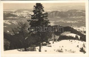 Tátra, Alacsony-Tátra, Nízke Tatry; Pohlad s Panského Dielu do Hronského údolia / télen / in winter + "Y'S MEN'S CLUB Banská Bystrica"