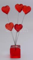 Retró piros szívecskés fényképtartó állvány, fém váz, műanyag szívecskékkel, üveg talppal, m: 24,5 cm.