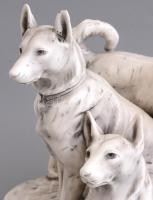 Farkaskutyák. Mázas kerámia. XIX. sz. vége. Formaszámmal jelzett, kis lepattanásokkal. 24x18x21 cm