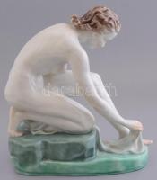 Herendi fürdőzés utáni akt. Kézzel festett, jelzett, minimális kopással h: 24 cm, m: 23,5 cm