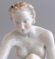 Herendi fürdőzés utáni akt. Kézzel festett, jelzett, minimális kopással h: 24 cm, m: 23,5 cm