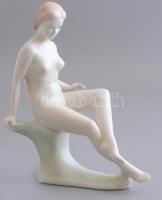 Aquincumi porcelánülő női akt, kézzel festett, jelzett, hibátlan, m: 22 cm