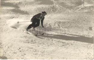 Műlesiklás a sípályán. Üdvözlet a Mátrából! Képzőművészeti Alap Kiadóvállalat. Bojár Sándor felvétele / downhill skiing, ski slope, winter sport in the Mátra (EB)