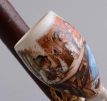 XIX. sz. Porcelán fejű pipa. Életképes jelenettel. Matricás. Fa szárral .24 cm