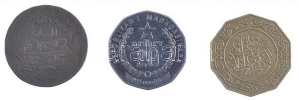 Vegyes 54db-os érme tétel kisalakú piros berakóban a világ minden tájáról, hangsúlyosabb afrikai és ...