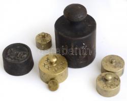 Réz serpenyős asztali mérleg. 40 cm Hozzá régi réz súlyok koronás hitelesítő pecséttel + modernebb v...