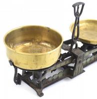 Réz serpenyős asztali mérleg. 40 cm Hozzá régi réz súlyok koronás hitelesítő pecséttel + modernebb v...