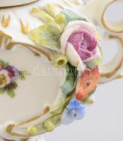 Alt Wien jelzésű porcelán fedeles urnaváza. Virágos díszítéssel. Kézzel festett, jelzett, lepattanás...