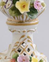 Alt Wien jelzésű porcelán fedeles urnaváza. Virágos díszítéssel. Kézzel festett, jelzett, lepattanás...