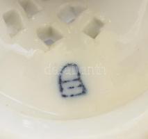 Alt Wien jelzésű porcelán fedeles urnaváza. Virágos díszítéssel. Kézzel festett, jelzett, lepattanás...