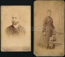 cca 1880-1890 2 db keményhátú fotó, hátulján feliratok: Waigand dédpapa (Ferenc), első Bp-i Gőzmalom vezérigazgatója; Waigand dédmama, Hoffmann Erzsébet, 20,5x11,5 cm, 17x11 cm