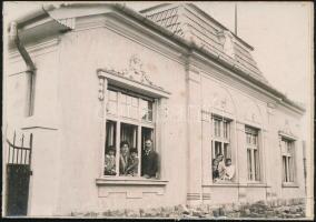 cca 1920 Újpesti családi ház, családdal, keményhátú fotó, 12,5x18 cm