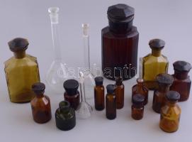össz. 17db üvegtárgy, gyógyszeres, labor és tintatartó üvegek, változó állapotban, m: 6 és 20 cm közötti méretekben