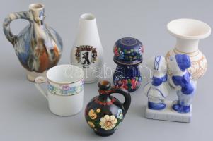 Porcelán, kerámia és fa tétel, össz. 7 db kis méretű tárgy, vázák, fa fűszerszóró stb, apró kopásnyomokkal, kisebb részben sérült, m: 5 és 12 cm közötti méretekben