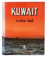 Kuwait, a close look. hn., 1995, Ministry of Information. Színes képekkel gazdagon illusztrált. Kiadói aranyozott műbőr-kötés, szép állapotban. Kiadói papír védőborítóban.