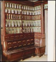 Nékám Lajosné: Régi magyar patikák. Bp., 1971, Corvina. Kiadói egészvászon kötésben, kiadói szakadt ...