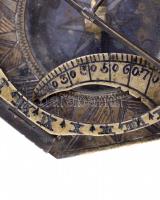 Tájoló. Andreas Vogler, XVIII. század, Augsburg. Gazdagon díszített réz tájoló ,hátulján felirattal:...