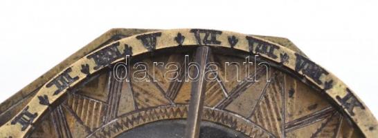 Tájoló. Andreas Vogler, XVIII. század, Augsburg. Gazdagon díszített réz tájoló ,hátulján felirattal:...