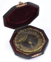 Tájoló. Andreas Vogler, XVIII. század, Augsburg. Gazdagon díszített réz tájoló ,hátulján felirattal:...